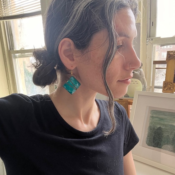 1980s vintage turquoise square dangling earrings with gold wire accents - Picture 3 of 15